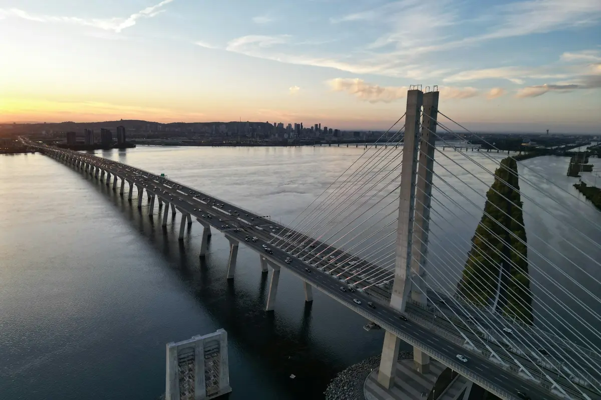 Samuel-De Champlain Bridge at sunset, looking toward Montréal